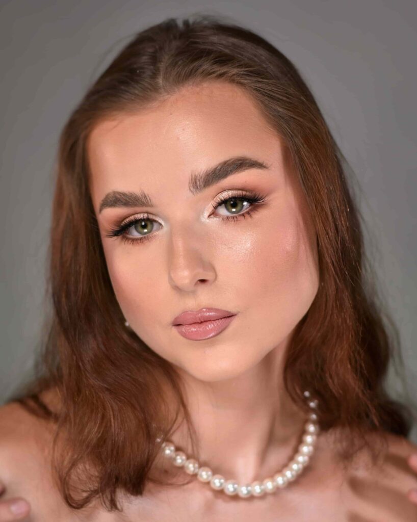 Makijaż ślubny, okazjonalny, dziewczęcy w kolorach ciepłego brązu z kreską - DelaMakeup Kraków - makijaż z dojazdem
