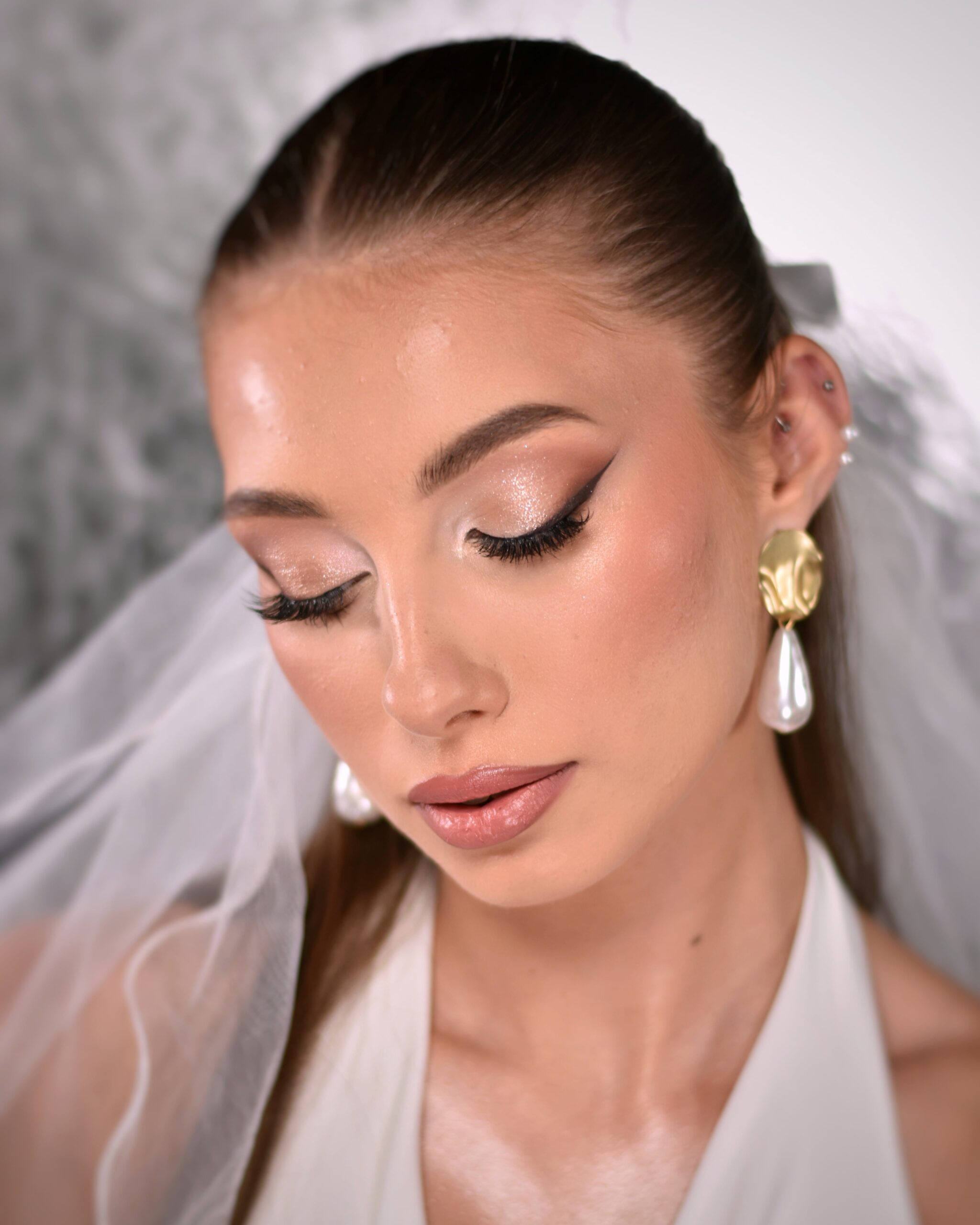 Naturalny makijaż ślubny – trwały, lekki i podkreślający rysy twarzy.