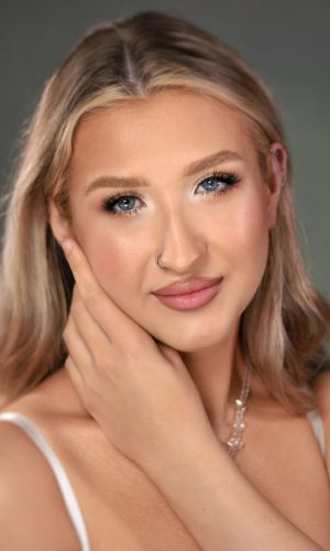 Śliczna Panna młoda w lekkim makijażu okolicznościowym.